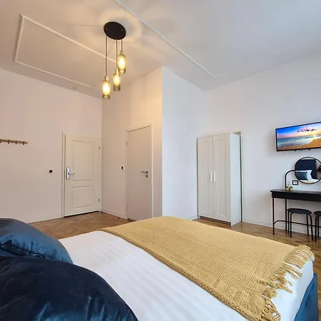 Central Inn Brasov ゲストハウス