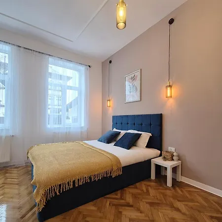 Central Inn Brasov ゲストハウス